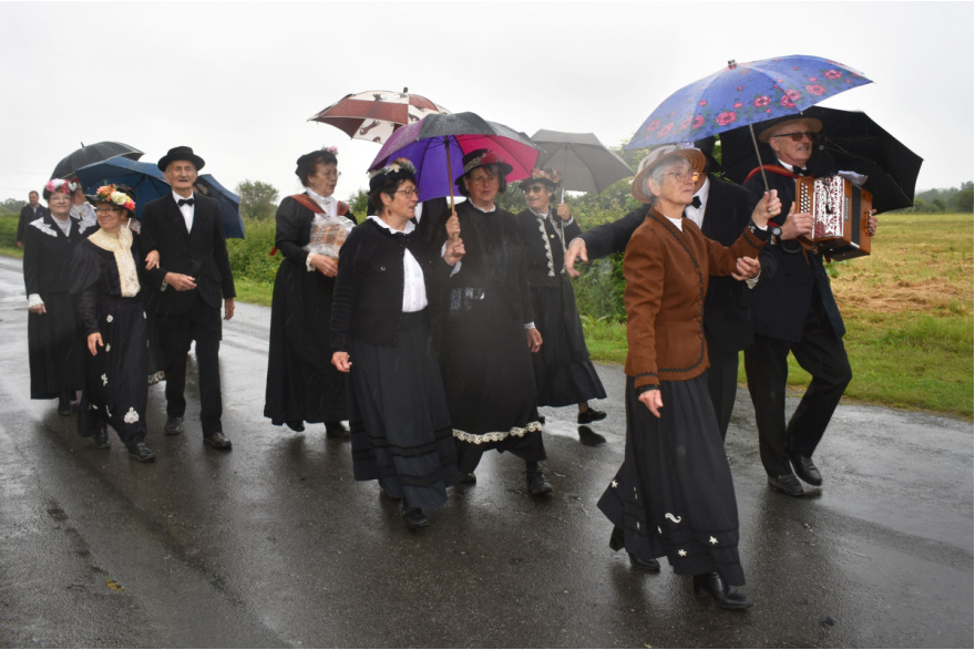 Les Nociers d'Athée pendant la parade des associations