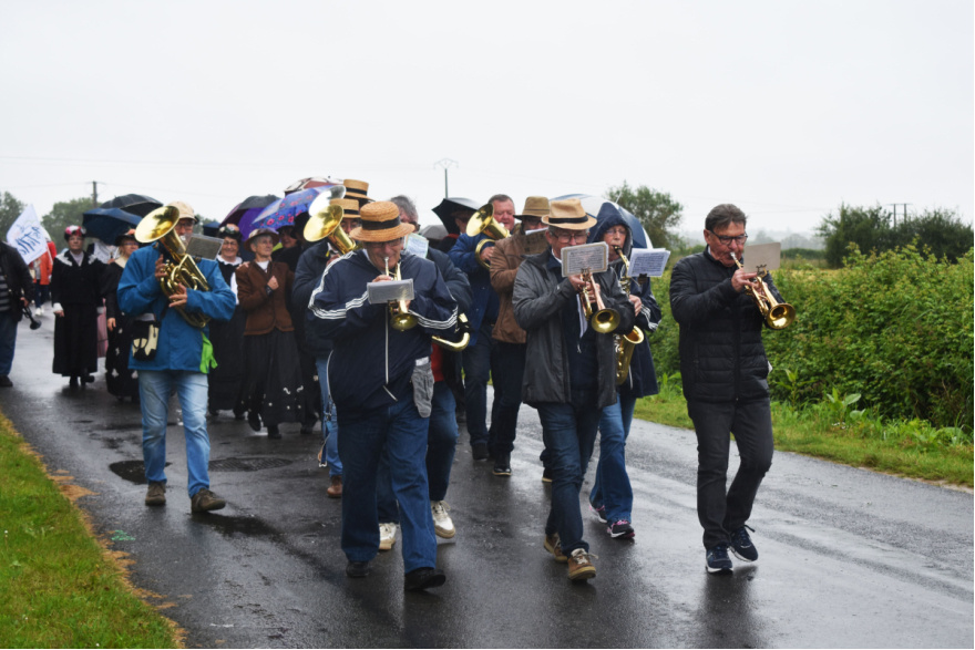 La fanfare de Quelaines St Gault pendant la parade des associations