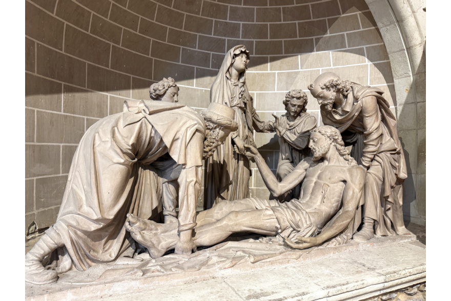 Sculpture à l'entrée de l'église 