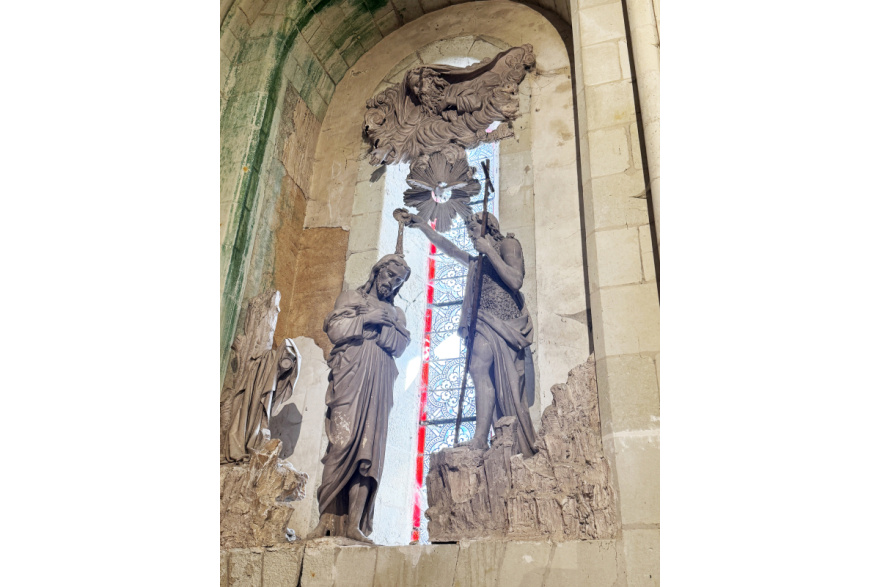 Sculpture à l'entrée de l'église 