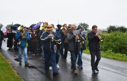 La fanfare de Quelaines St Gault pendant la parade des associations