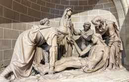 Sculpture à l'entrée de l'église 