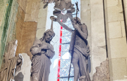 Sculpture à l'entrée de l'église 