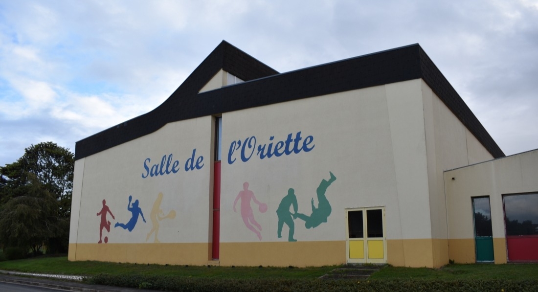 Vue ext&eacute;rieure de la Salle de L'Oriette