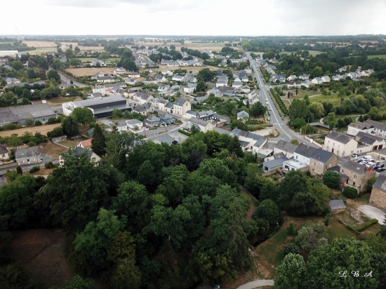 Vue a&eacute;rienne de Coss&eacute;-le-Vivien &copy;Le Bel Album