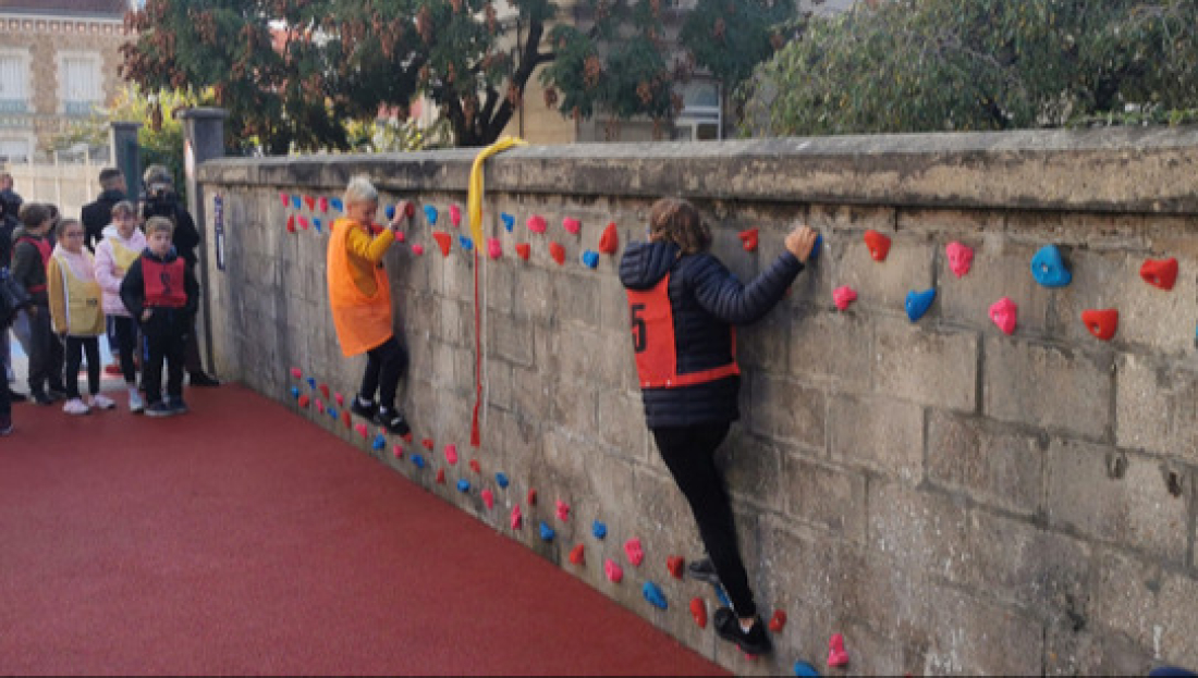 Exemple de design actif : Via ferrata sur le mur d&rsquo;une &eacute;cole de Saint-Dizier (r&eacute;alisation : Playgones)