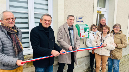 Inauguration des cinq d&eacute;fibrillateurs le samedi 21 d&eacute;cembre 2024 en pr&eacute;sence des &eacute;lus et des repr&eacute;sentants du Cr&eacute;dit Mutuel et du Cr&eacute;dit Agricole