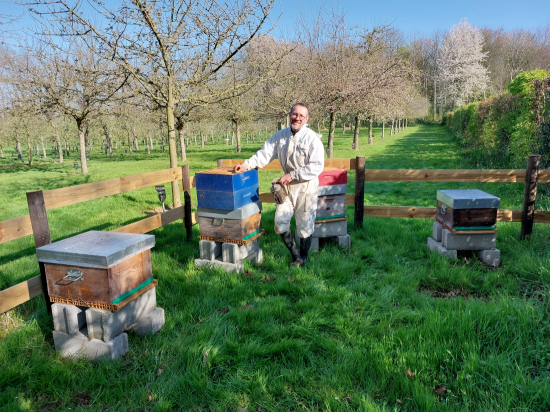 Thierry COCANDEAU, apiculteur, lors de l’installation du rucher le vendredi 11 avril.