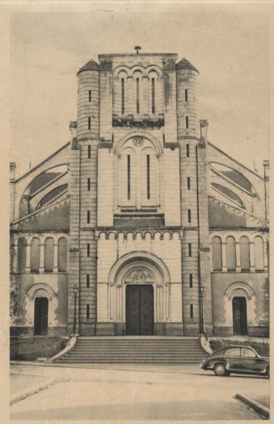 Église de Cossé-le-Vivien, avec le clocher déconstruit