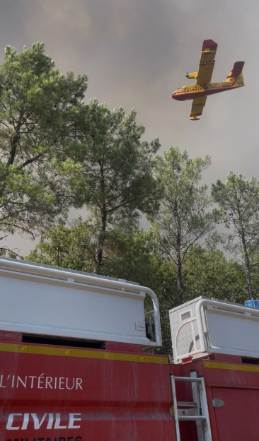 Canadair durant la lutte contre les feux